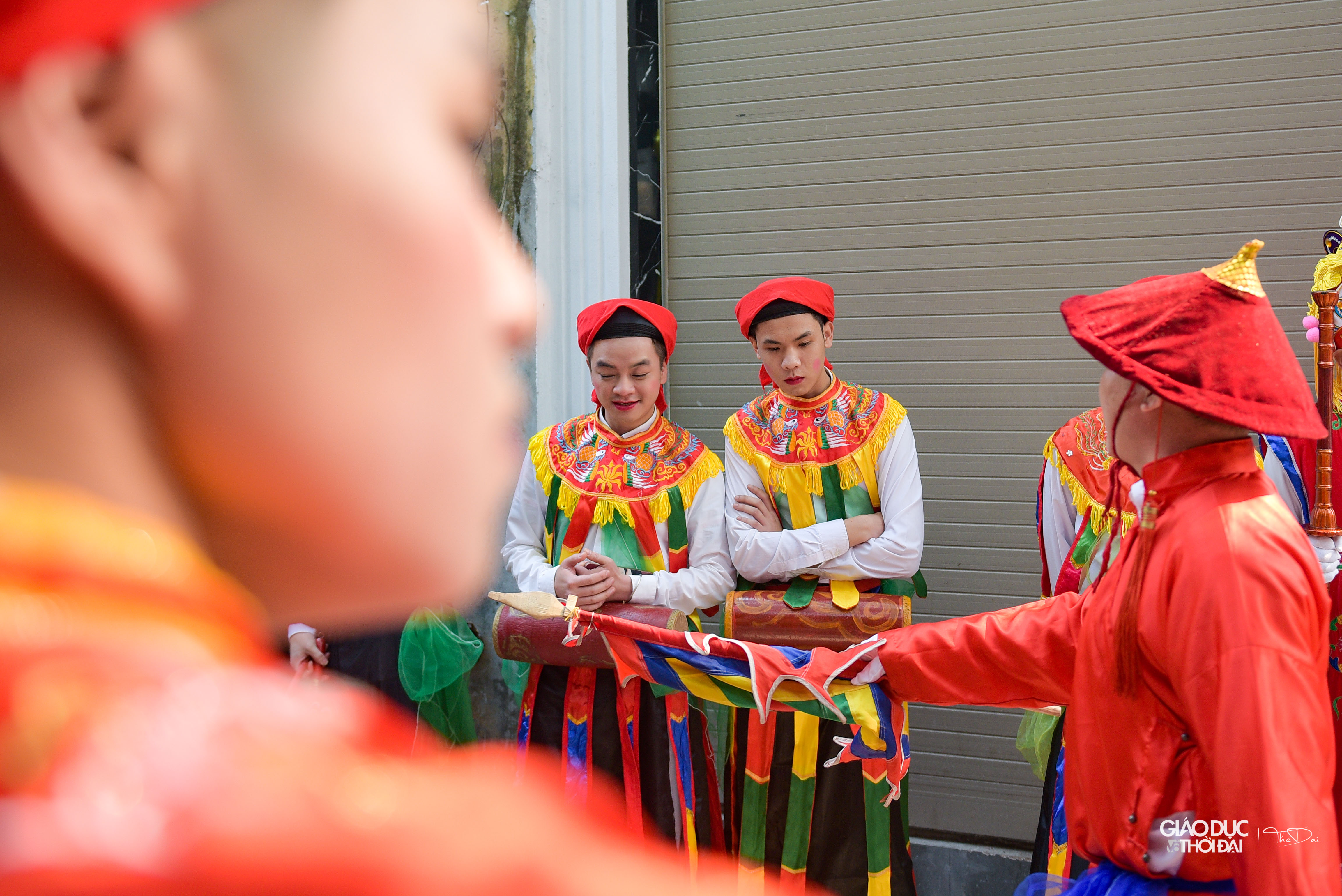 Để khích động tướng sĩ và cũng là để giải trí cho nghĩa quân, nhà vua đã cho binh lính đóng giả làm gái, ăn mặc sặc sỡ và đeo trống múa bồng. Để khích động tướng sĩ và cũng là để giải trí cho nghĩa quân, nhà vua đã cho binh lính đóng giả làm gái, ăn mặc sặc sỡ và đeo trống múa bồng.