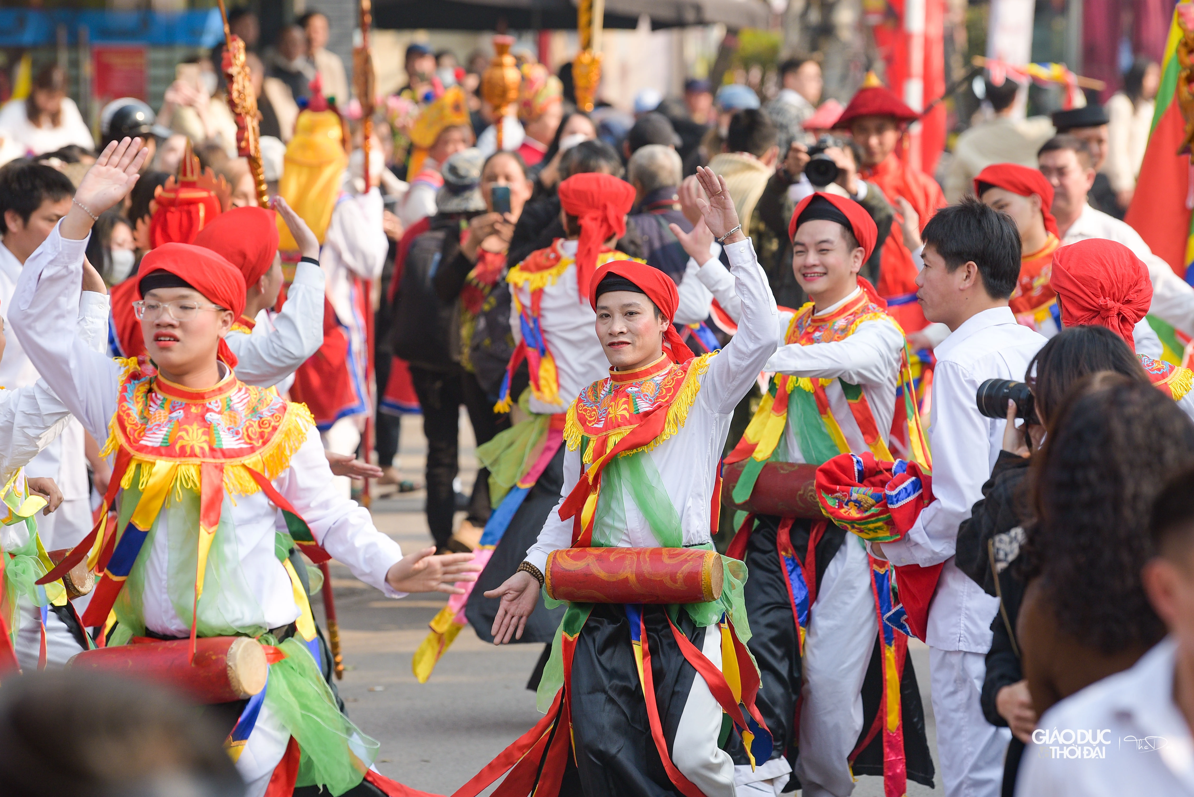 Điệu múa đánh bồng cực phóng khoáng, dứt khoát mạnh mẽ, nhưng cũng rất mềm mại, linh hoạt. Chỉ có mấy động tác đơn giản như xoay tròn, dựa lưng, úp mặt vào ngực nhau nhưng quả thực mang cái dáng dấp 'kiểu cách', 'sang chảnh' không phải ai cũng bắt chước được.