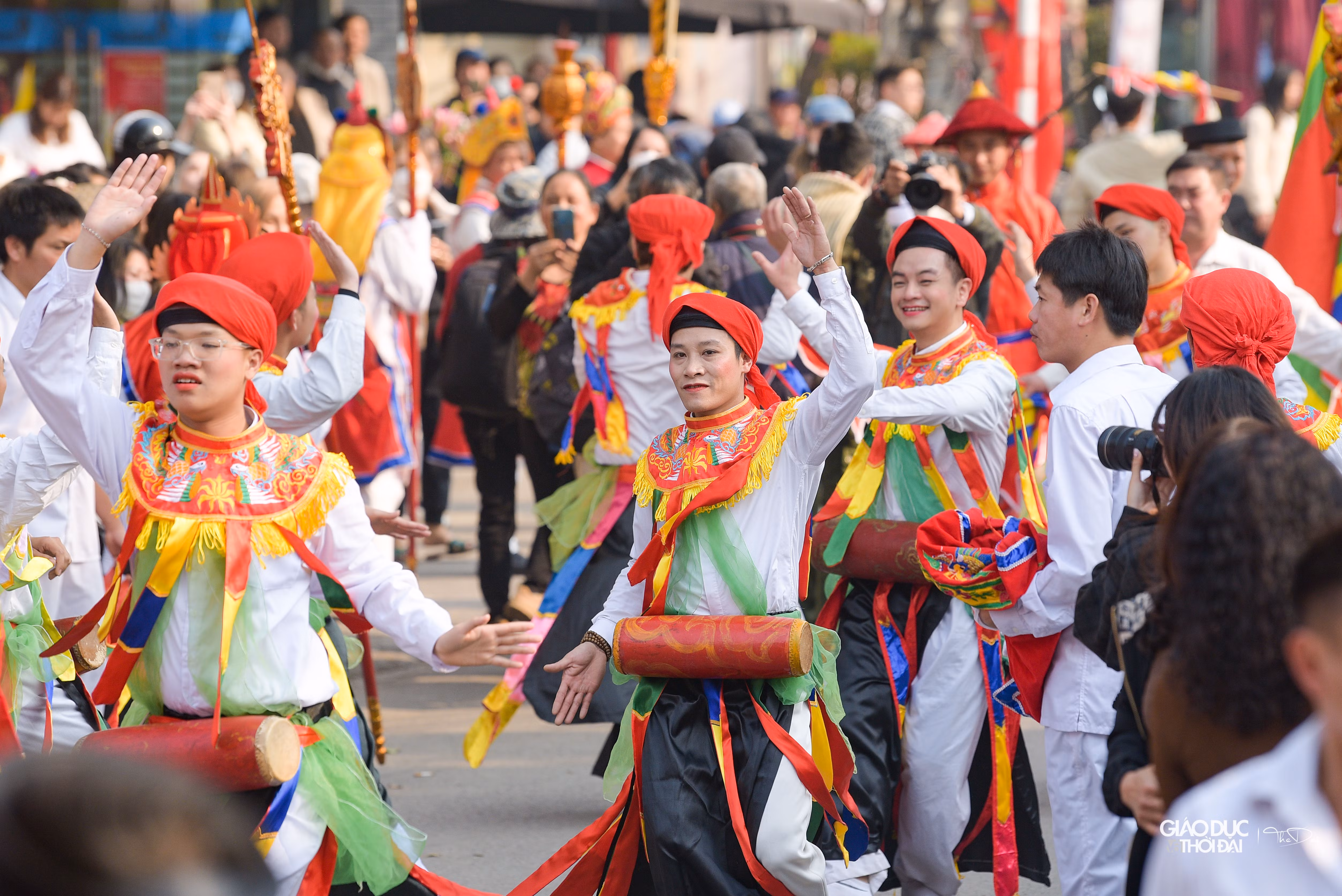 Điệu múa đánh bồng cực phóng khoáng, dứt khoát mạnh mẽ, nhưng cũng rất mềm mại, linh hoạt. Chỉ có mấy động tác đơn giản như xoay tròn, dựa lưng, úp mặt vào ngực nhau nhưng quả thực mang cái dáng dấp 'kiểu cách', 'sang chảnh' không phải ai cũng bắt chước được.