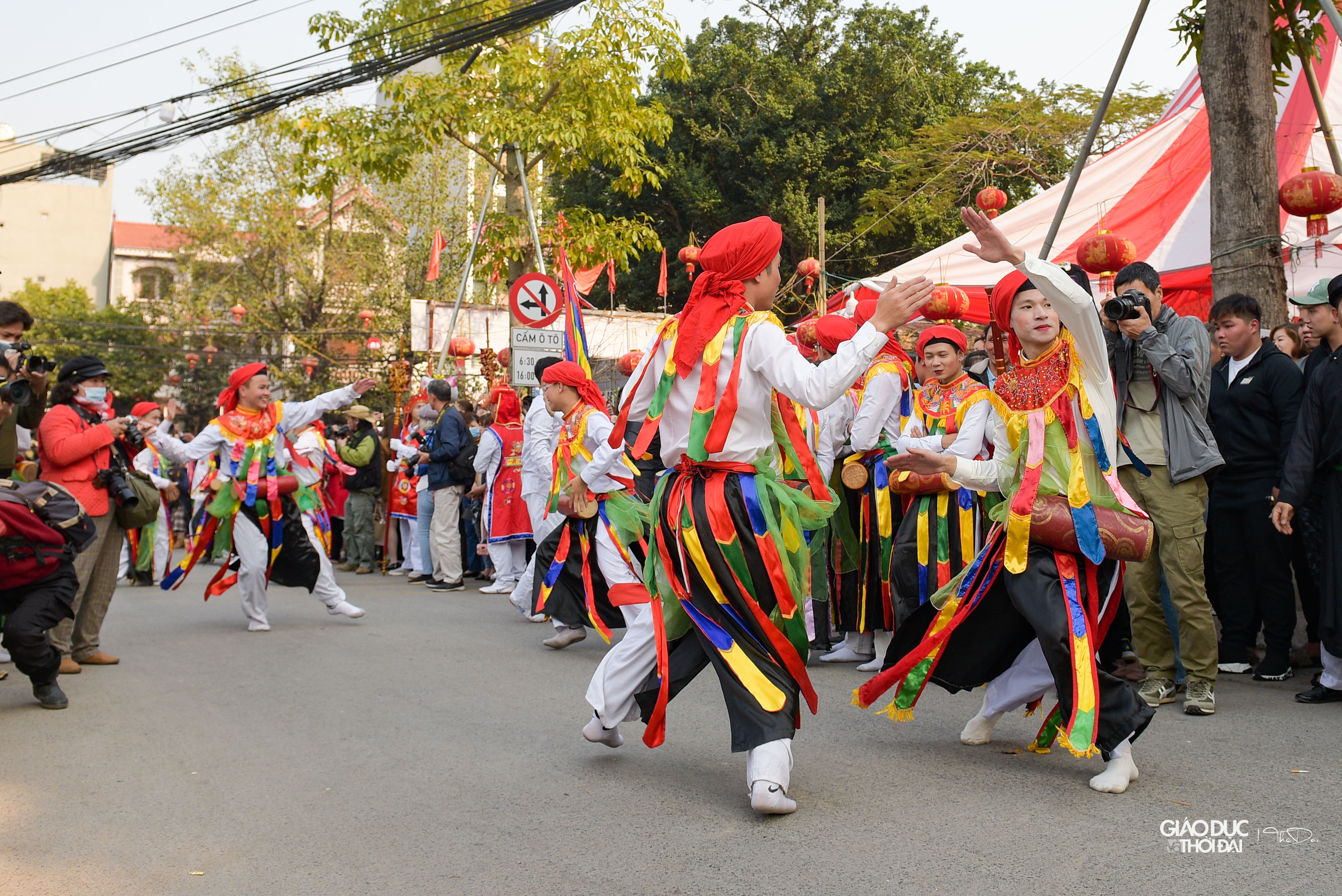 Điệu múa đánh bồng cực phóng khoáng, dứt khoát mạnh mẽ, nhưng cũng rất mềm mại, linh hoạt. Chỉ có mấy động tác đơn giản như xoay tròn, dựa lưng, úp mặt vào ngực nhau nhưng quả thực mang cái dáng dấp 'kiểu cách', 'sang chảnh' không phải ai cũng bắt chước được. Điệu múa đánh bồng cực phóng khoáng, dứt khoát mạnh mẽ, nhưng cũng rất mềm mại, linh hoạt. Chỉ có mấy động tác đơn giản như xoay tròn, dựa lưng, úp mặt vào ngực nhau nhưng quả thực mang cái dáng dấp 'kiểu cách', 'sang chảnh' không phải ai cũng bắt chước được.