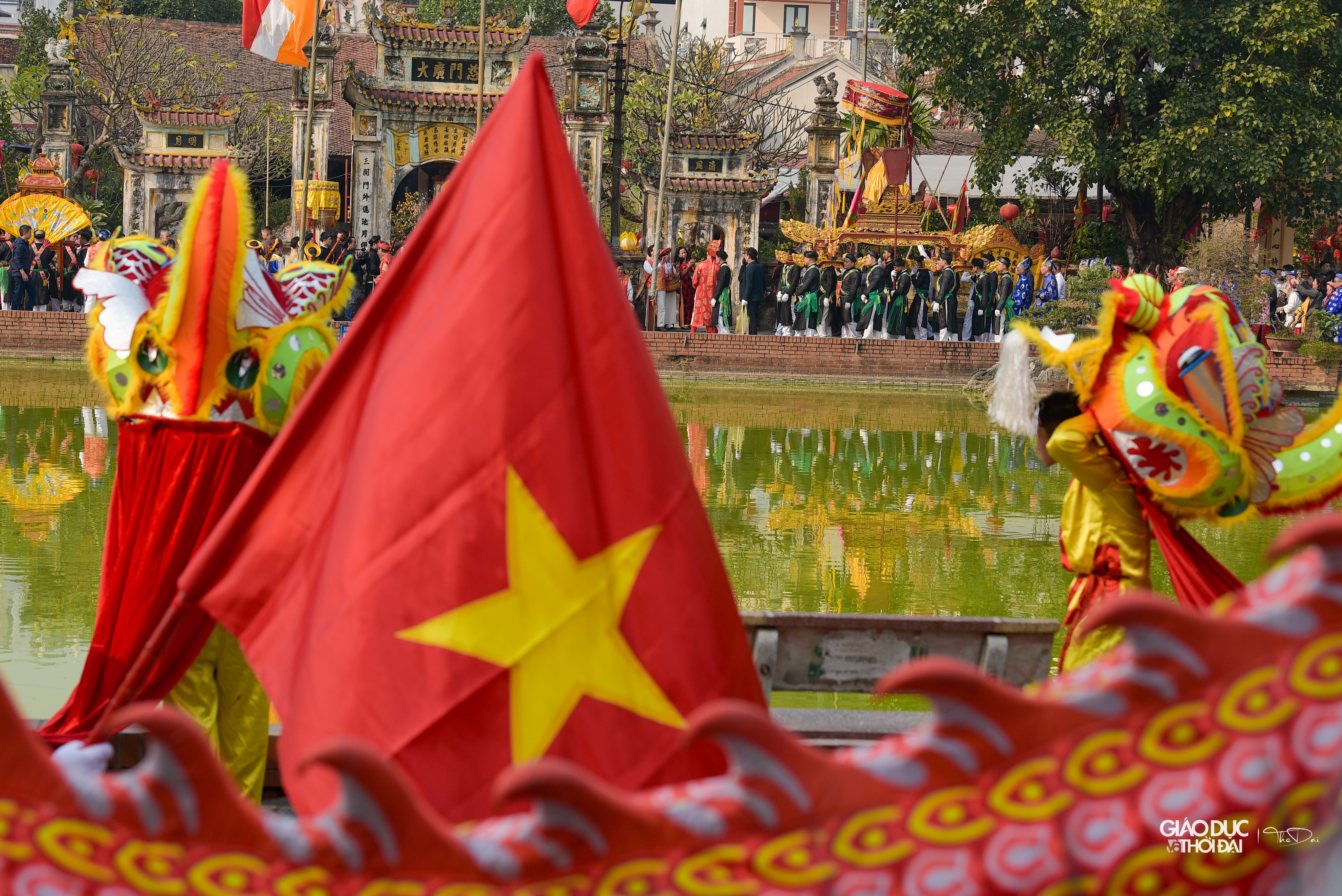 Tục xưa kể rằng, vào thế kỷ thứ 8, vua Phùng Hưng Bố Cái Đại Vương tập kết các nghĩa sĩ tại làng Triều Khúc để bao vây đạo quân nhà Đường. Tục xưa kể rằng, vào thế kỷ thứ 8, vua Phùng Hưng Bố Cái Đại Vương tập kết các nghĩa sĩ tại làng Triều Khúc để bao vây đạo quân nhà Đường.