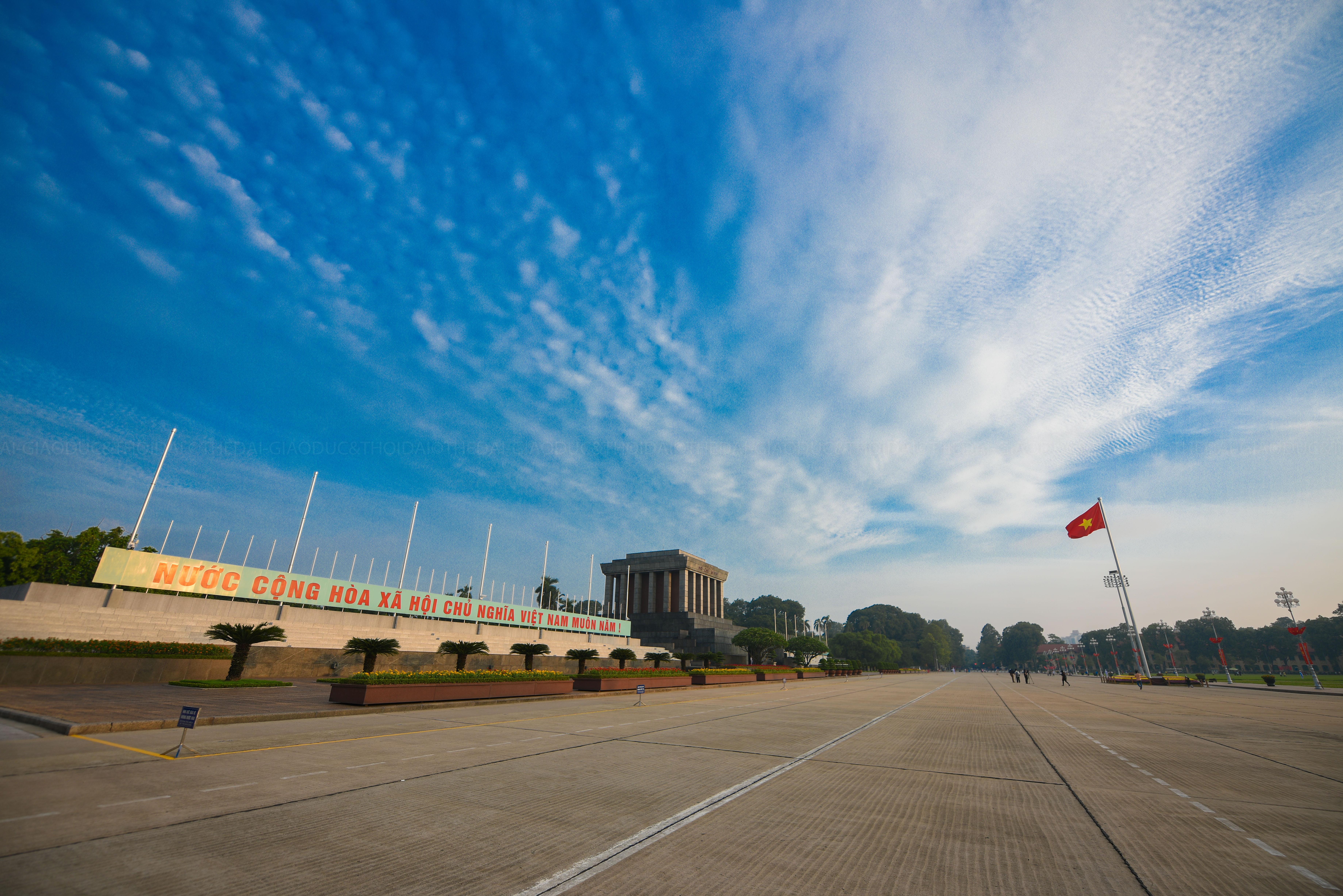Lá cờ đỏ sao vàng tung bay trên Quảng trường Ba Đình lịch sử nhắc nhở mỗi chúng ta nhớ về thế hệ cha anh, những người đã ngã xuống để Tổ quốc có được nền độc lập, hòa bình hôm nay. Lá cờ đỏ sao vàng tung bay trên Quảng trường Ba Đình lịch sử nhắc nhở mỗi chúng ta nhớ về thế hệ cha anh, những người đã ngã xuống để Tổ quốc có được nền độc lập, hòa bình hôm nay.
