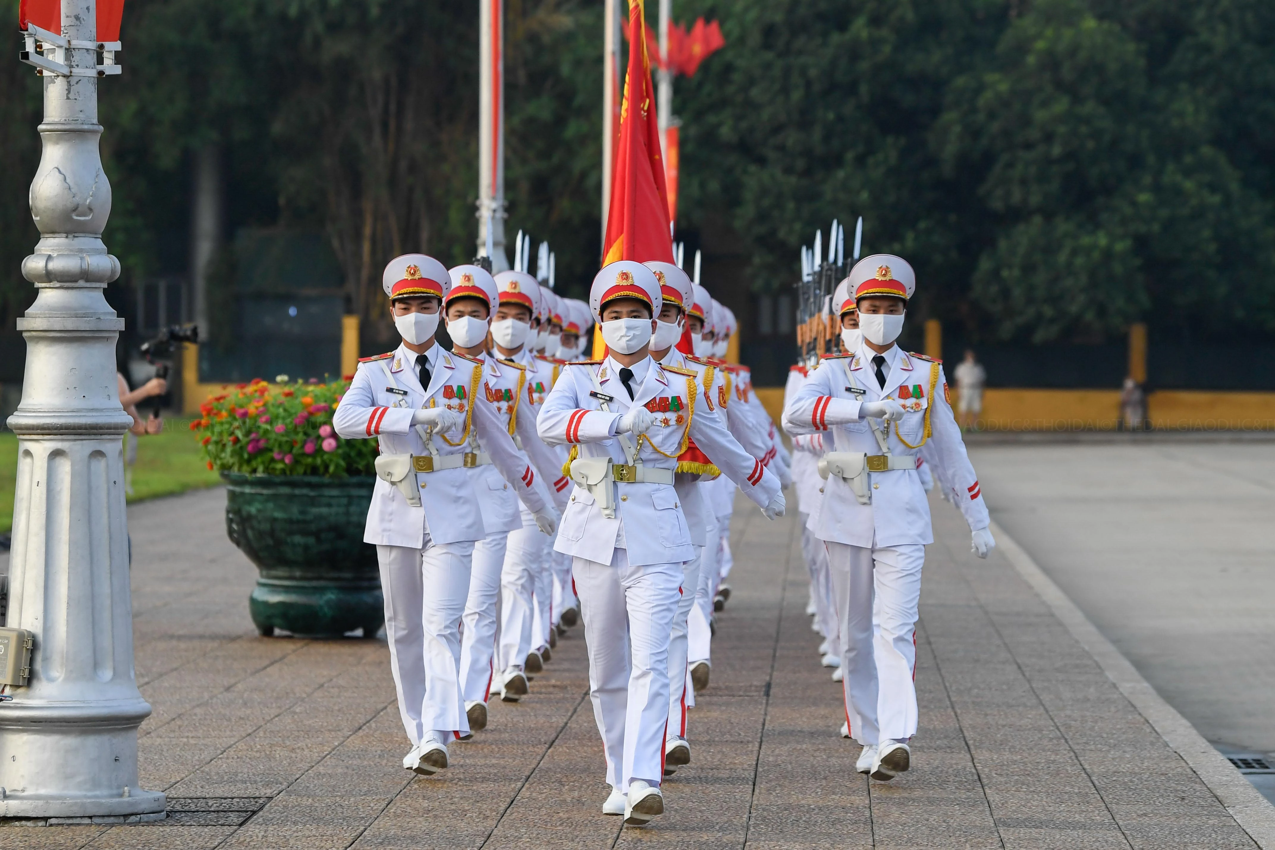Nghi lễ trên quảng trường được Chính phủ phê duyệt vào 19/5/2001 nhân dịp kỷ niệm 111 năm ngày sinh Chủ tịch Hồ Chí Minh. Nghi lễ trên quảng trường được Chính phủ phê duyệt vào 19/5/2001 nhân dịp kỷ niệm 111 năm ngày sinh Chủ tịch Hồ Chí Minh.