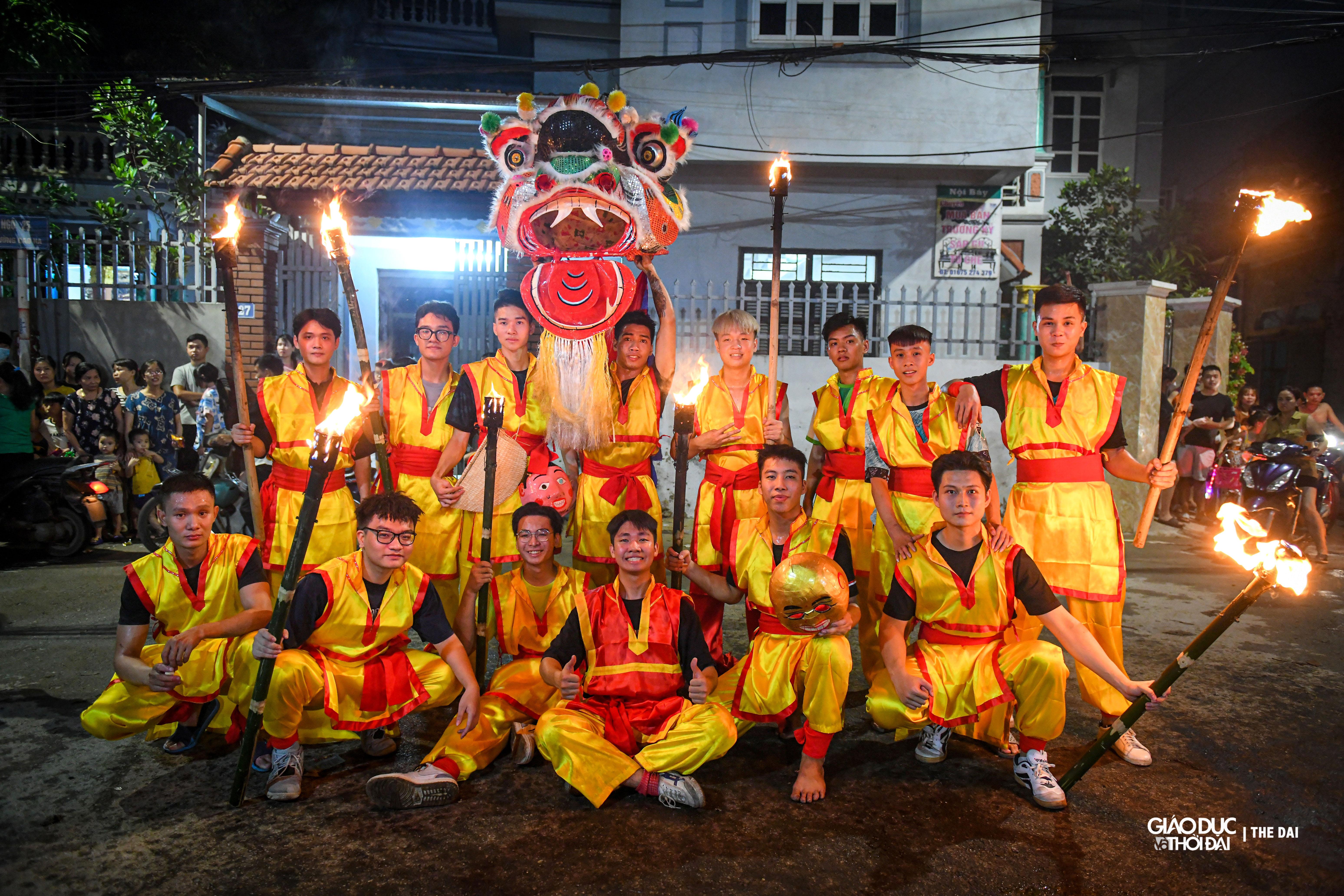 15 thành viên ai cũng có thể thổi lửa, múa đầu lân, mọi người sẽ thay nhau biểu diễn vào mỗi tối.