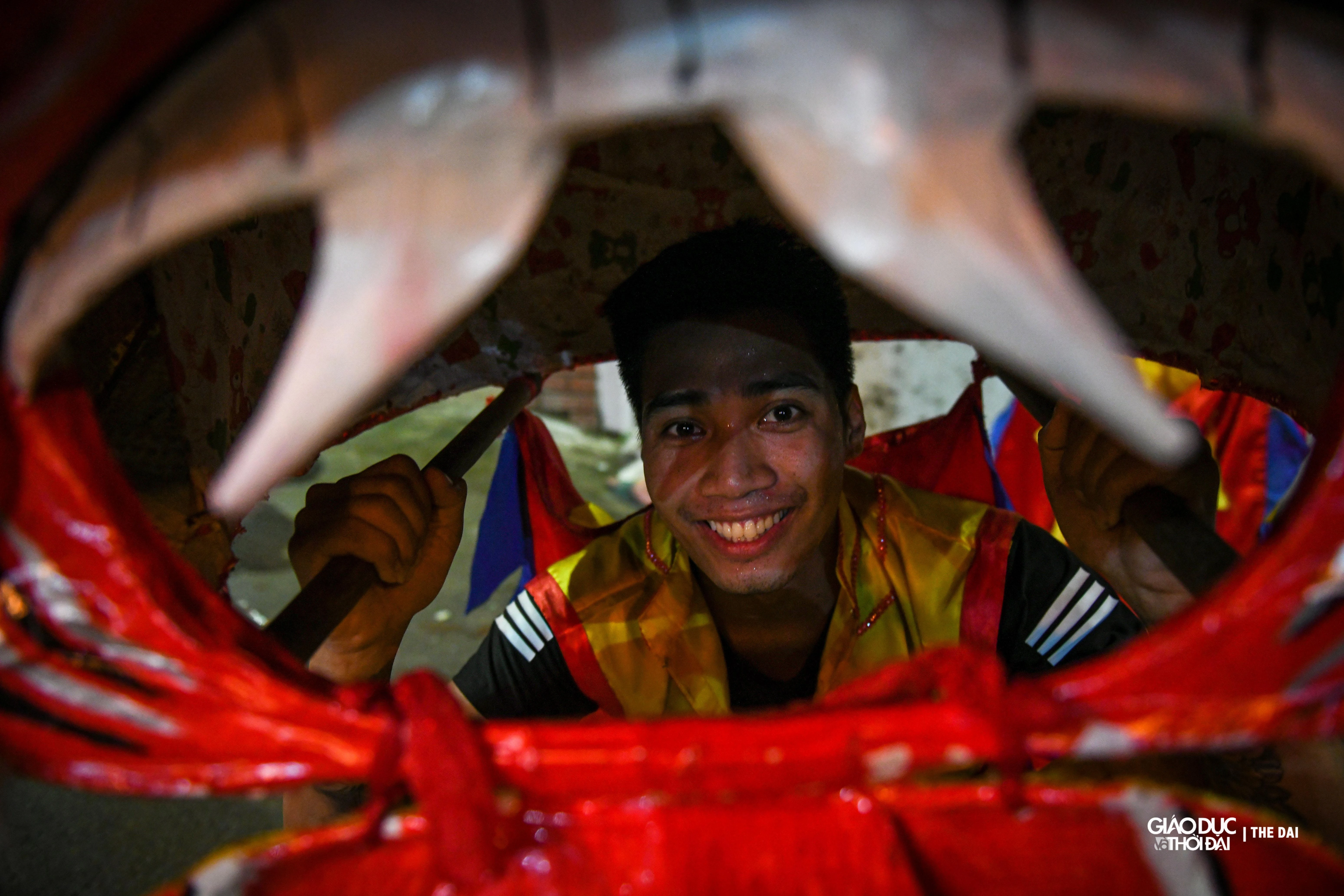 Ngậm nước và phun nước được tập rất nhiều để khi ngậm dầu sẽ không bị nuốt dầu và lúc phun sẽ an toàn.