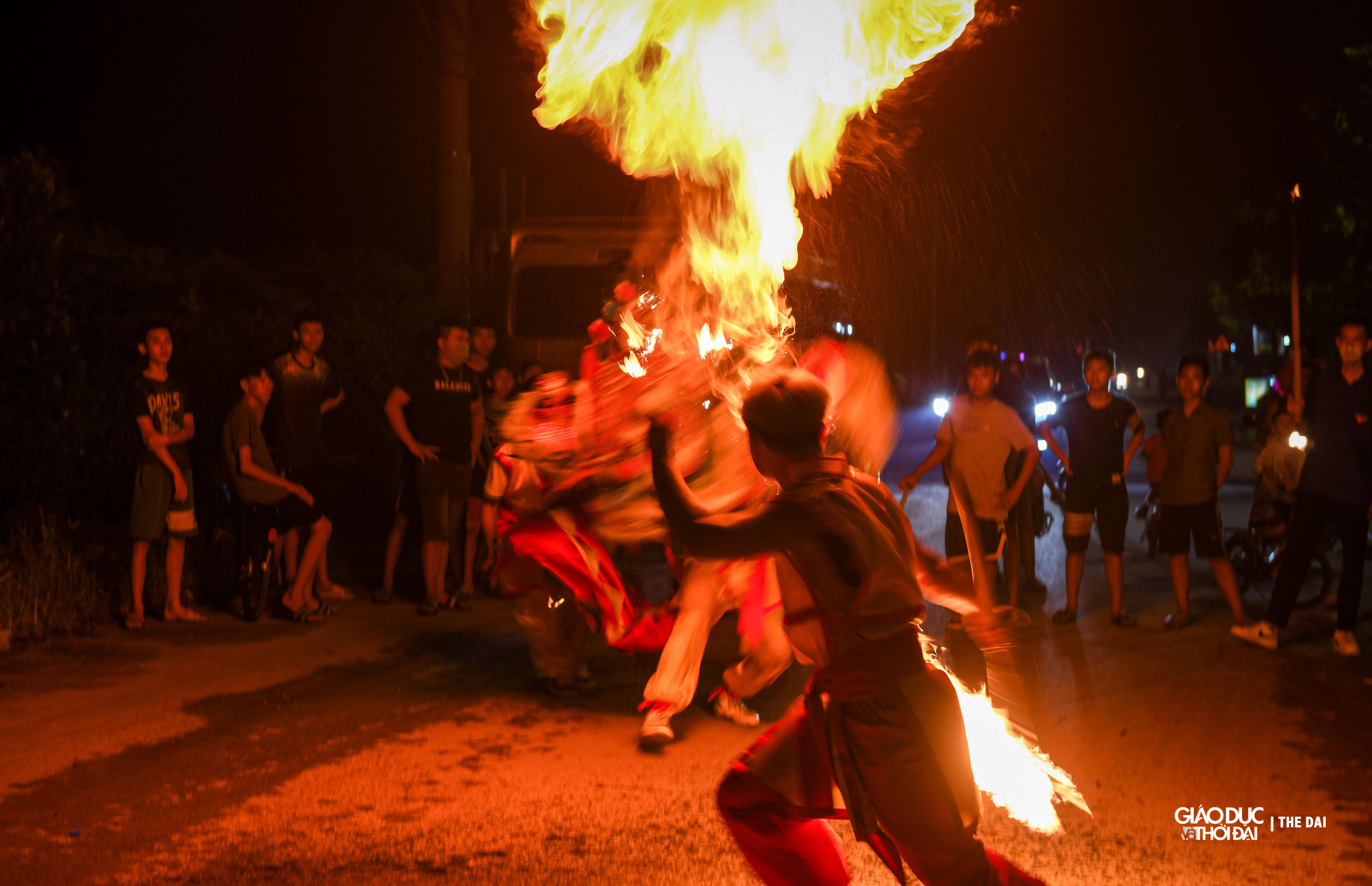 Trước khi biểu diễn múa lân, thổi lửa... thành viên của đội phải tập luyện tích cực.