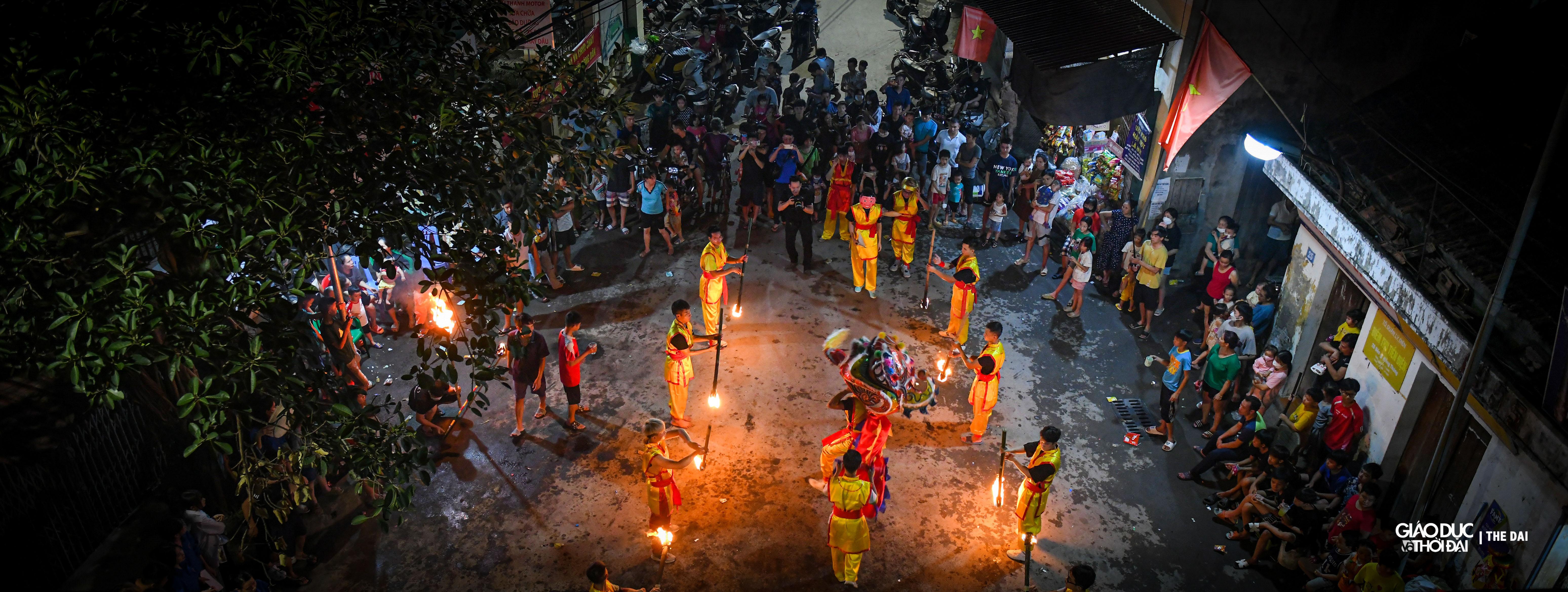 Ngoài ra, đội thanh niên của thôn còn cử ra một số người vòng ngoài khi biểu diễn sẽ đảm bảo người dân đứng khoảng cách an toàn với đội múa lân.