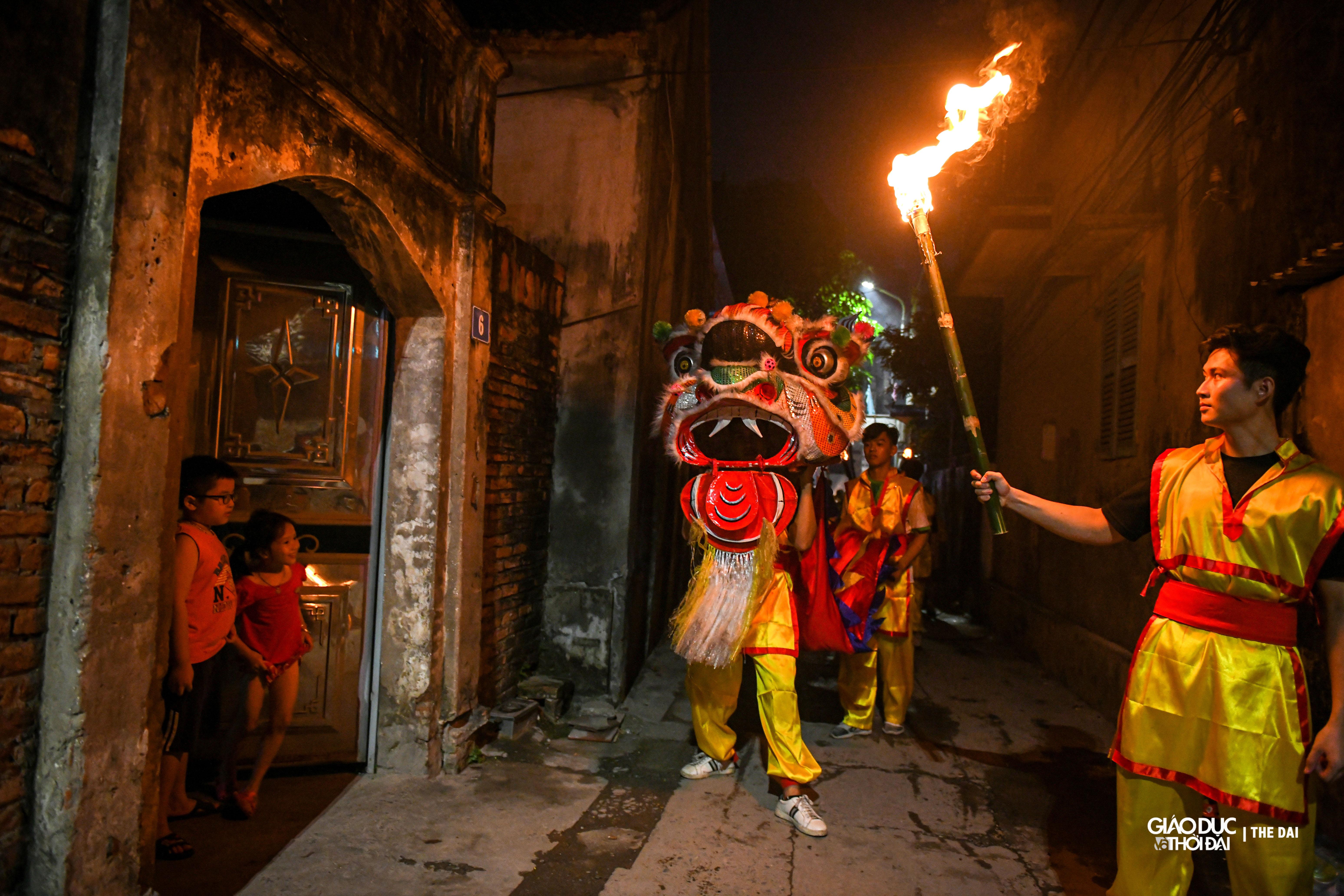 Cứ mỗi dịp Trung thu, múa lân là hoạt động được các gia đình trong thôn chờ đón nhất. Không chỉ gắn kết tình làng nghĩa xóm, đội lân còn giúp trẻ nhỏ nhớ đến những nét văn hóa và truyền thống.