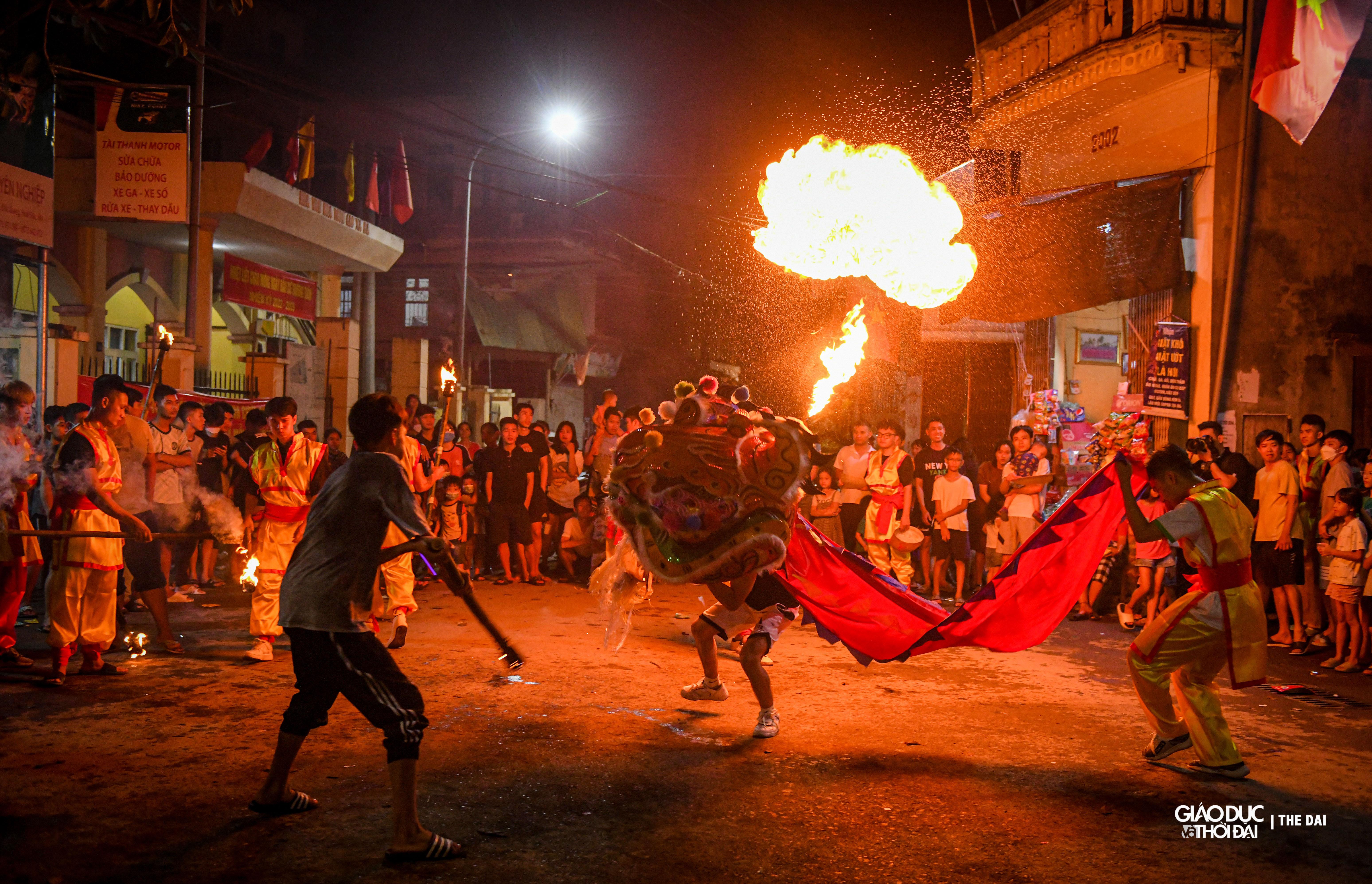 Trước khi biểu diễn khoảng 10 ngày, cả đội đã tập hợp với nhau vào mỗi buổi cuối ngày để tập luyện. Những ngày đầu thì tập những động tác múa lân, sau đó thì bắt đầu tập ngậm nước, phun nước.