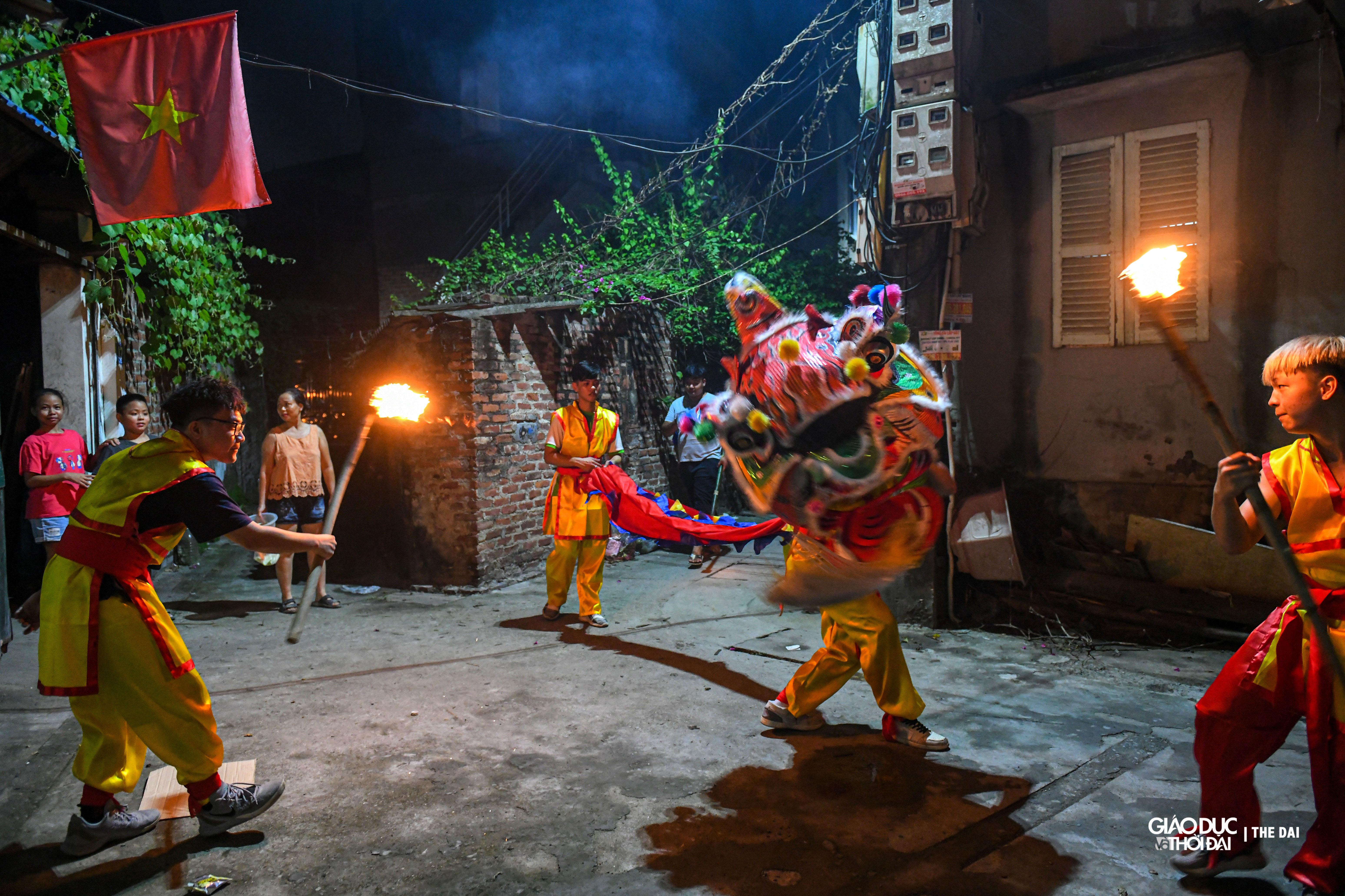 Đội lân mỗi năm sẽ do một lứa tuổi đăng cai. Toàn bộ quá trình tập luyện, trang thiết bị đều được dân làng quyên góp hay đội múa lân tự tay làm.