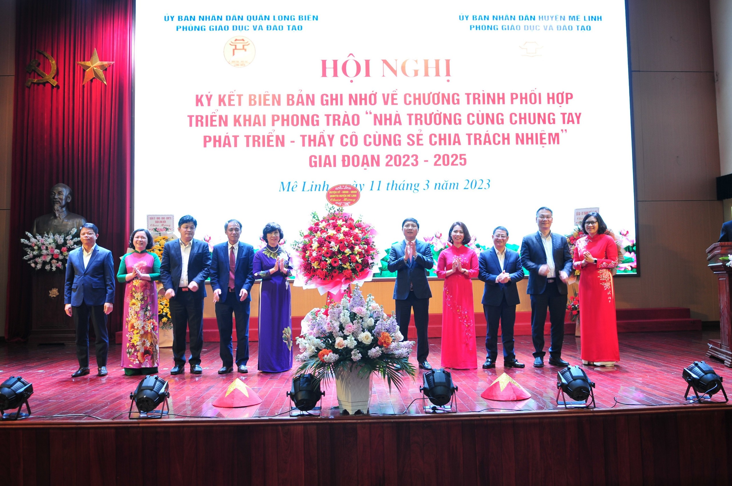 Thường trực Huyện ủy Mê Linh và lãnh đạo quận Long Biên tặng hoa chúc mừng hội nghị. Thường trực Huyện ủy Mê Linh và lãnh đạo quận Long Biên tặng hoa chúc mừng hội nghị.