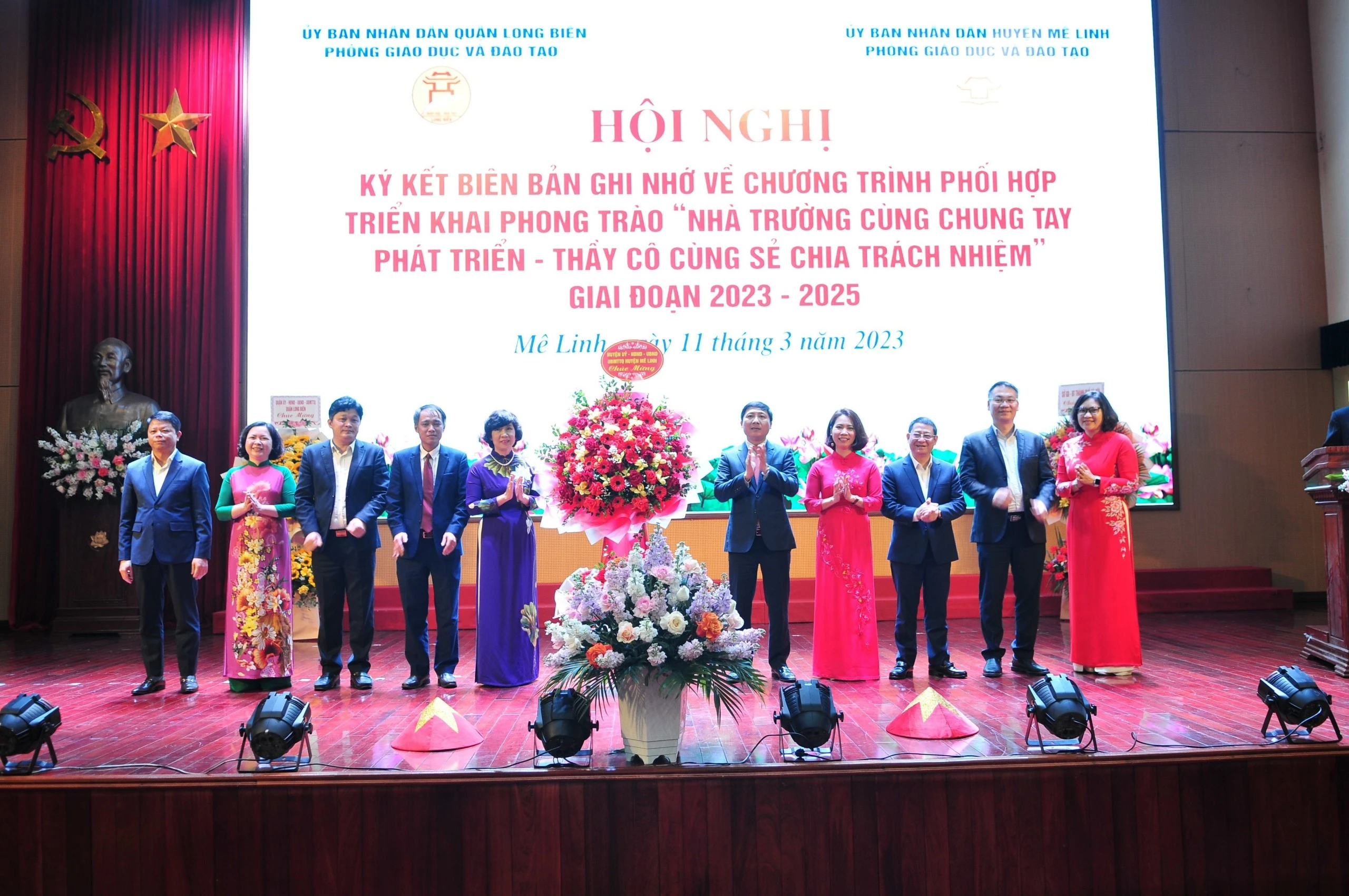 Thường trực Huyện ủy Mê Linh và lãnh đạo quận Long Biên tặng hoa chúc mừng hội nghị.