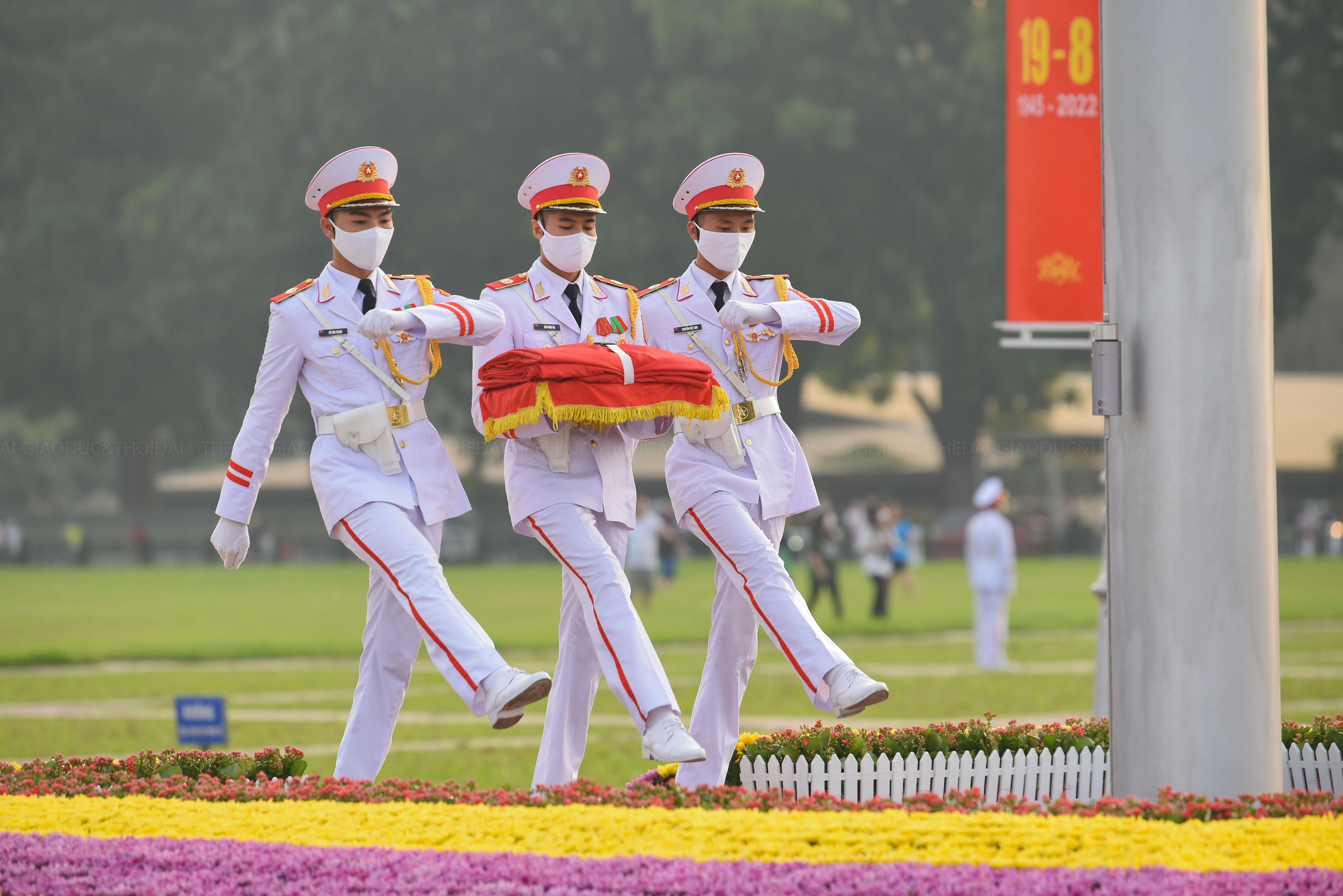 3 chiến sĩ hồng kỳ nghiêm trang bước lên bục chuẩn bị thực hiện các nghi thức chính. 3 chiến sĩ hồng kỳ nghiêm trang bước lên bục chuẩn bị thực hiện các nghi thức chính.