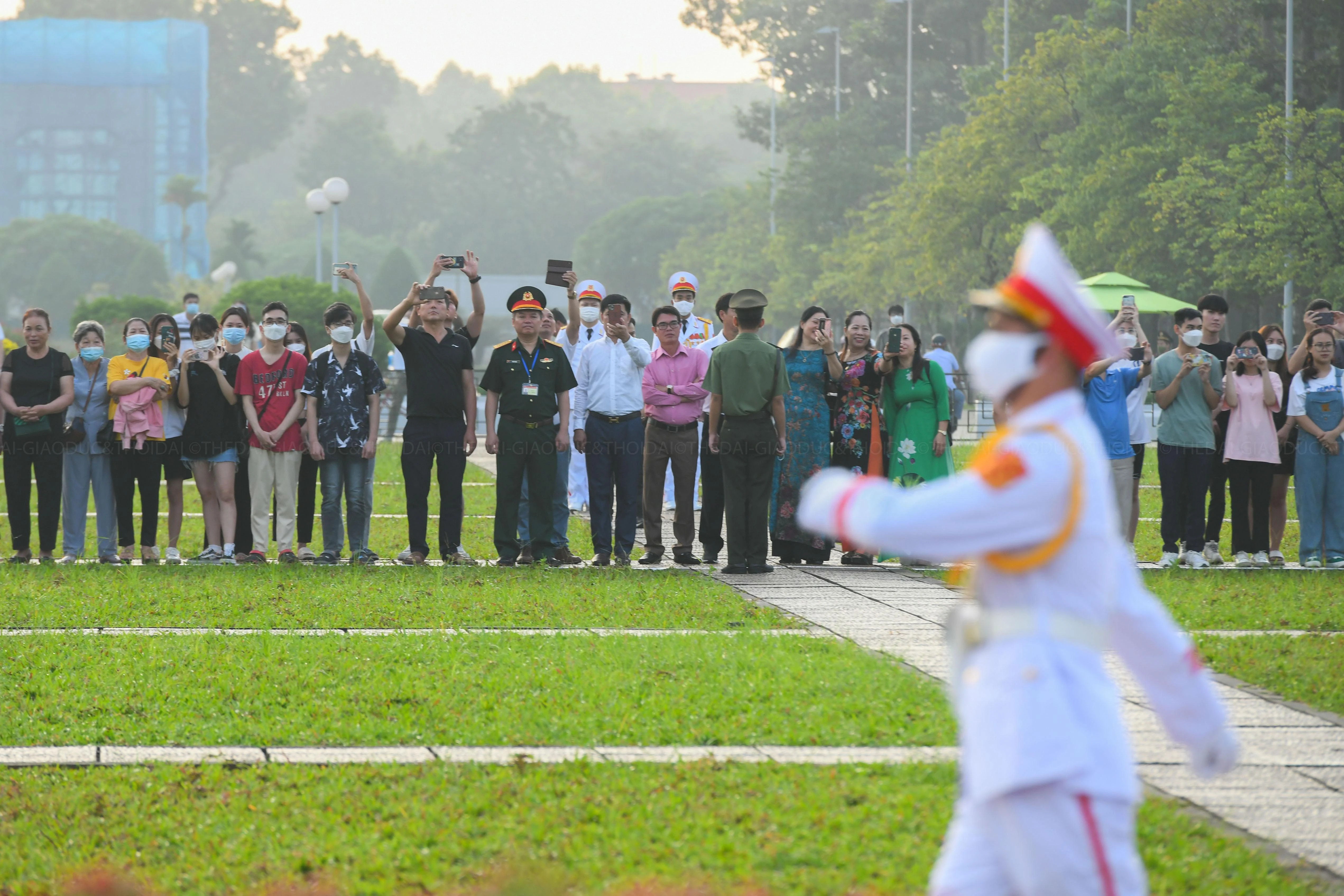 Đoàn đi một vòng ra phía trước theo tiếng nhạc của ca khúc Tiến bước dưới quân kỳ để đến chân cột cờ. Đoàn đi một vòng ra phía trước theo tiếng nhạc của ca khúc Tiến bước dưới quân kỳ để đến chân cột cờ.