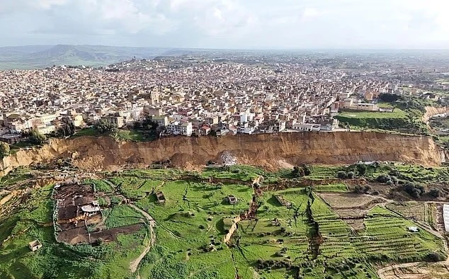 Thảm cảnh thị trấn chênh vênh bên vách đá sau lở đất kinh hoàng