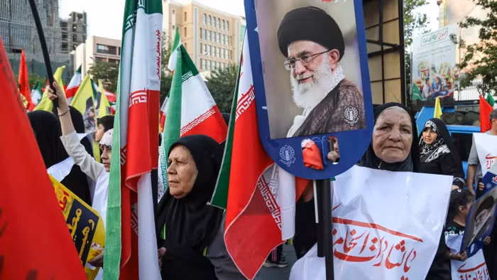Người dân Iran tập trung để bày tỏ sự ủng hộ đối với Lãnh tụ Tối cao Iran Mojtaba Khamenei, trong khi họ cầm cờ Iran và hình ảnh của các vị lãnh tụ Iran mới và cũ.