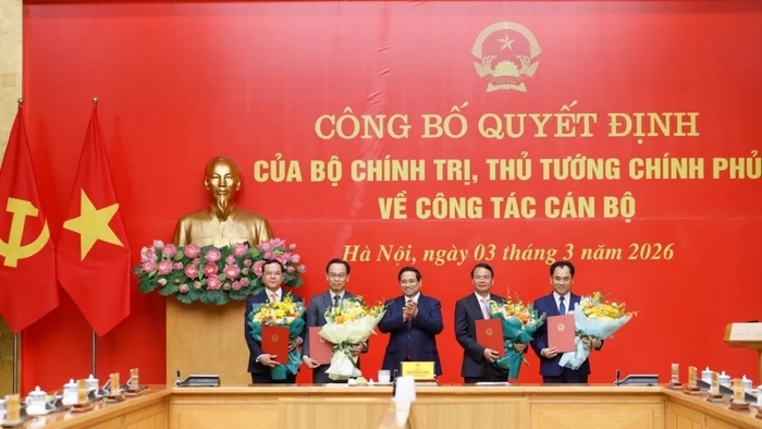 Thủ tướng trao quyết định chỉ định Phó Bí thư Đảng ủy Chính phủ và bổ nhiệm lãnh đạo 4 bộ, cơ quan ngang Bộ