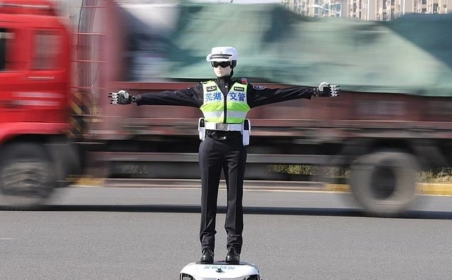 Cảnh sát AI xuất hiện giữa đường phố khiến người dân bất ngờ