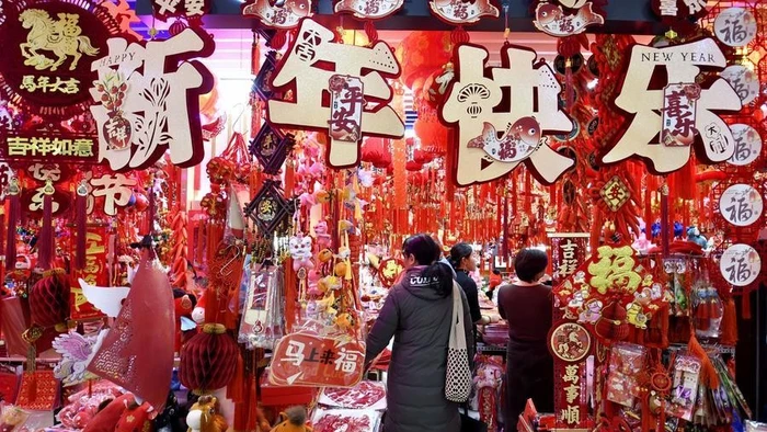 Người Trung Quốc mua đồ trang trí Tết.