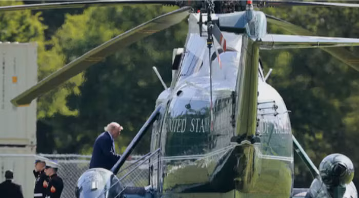 Máy bay chở Tổng thống Trump suýt áp sát phi cơ dân sự trên bầu trời Washington