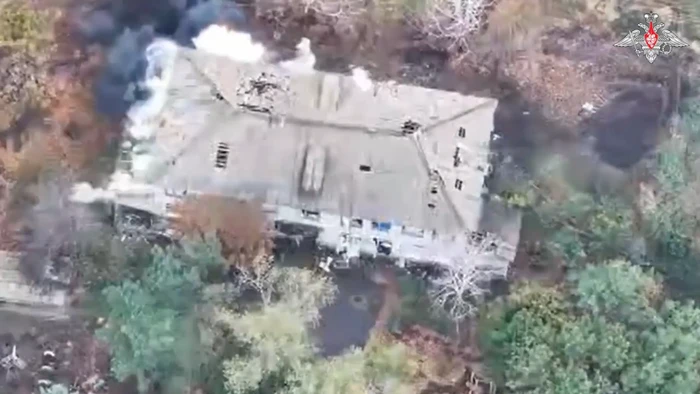 Hỏa lực đánh sập 16 kho đạn, bắn rụng tiêm kích Su-27