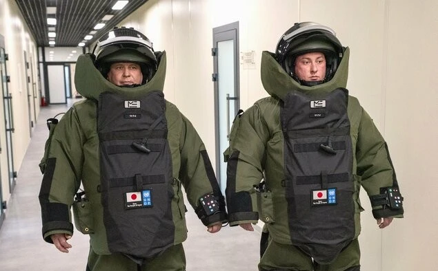 Nhân viên của Cơ quan Tình trạng Khẩn cấp Nhà nước Ukraine mặc đồ bảo hộ do Nhật Bản và Chương trình Phát triển của Liên Hợp Quốc cung cấp tại Kiev. (Ảnh: Kyodo)