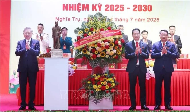 Tổng Bí thư Tô Lâm tặng lẵng hoa chúc mừng Đại hội đại biểu Đảng bộ xã Nghĩa Trụ nhiệm kỳ 2025 - 2030. (Ảnh: Thống Nhất/TTXVN)