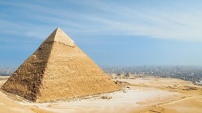 Một nghiên cứu mới đã đề xuất một giả thuyết khác về cách Đại kim tự tháp được xây dựng, cho rằng công trình này được dựng từ trong ra ngoài bằng hệ thống ròng rọc.