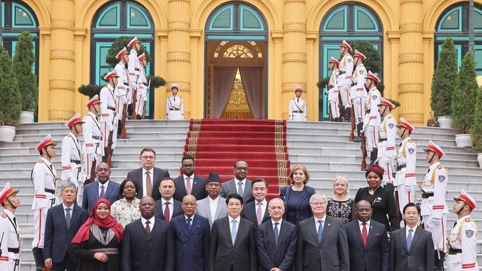 Chủ tịch nước Lương Cường với các Đại sứ đến trình Quốc thư. (Ảnh: Lâm Khánh/TTXVN)