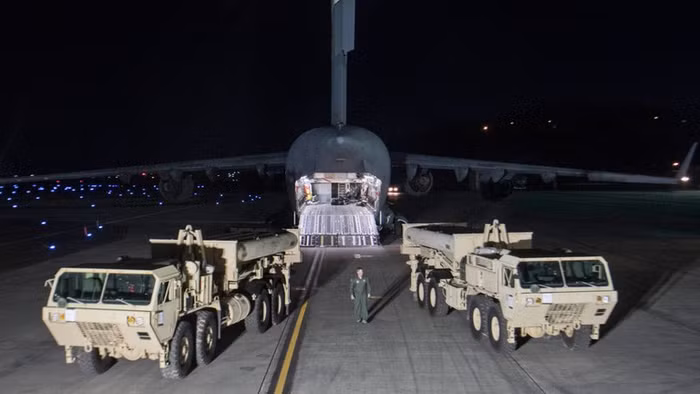 Thiết bị hệ thống THAAD của Mỹ đến Căn cứ Không quân Osan ở Hàn Quốc ngày 6/3/2017.