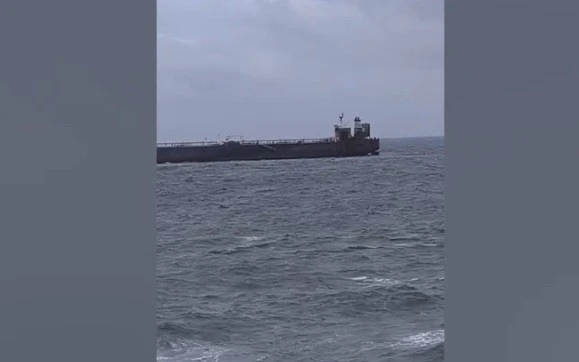 Tàu chở dầu trúng đòn tấn công mắc kẹt ngoài khơi Bulgaria
