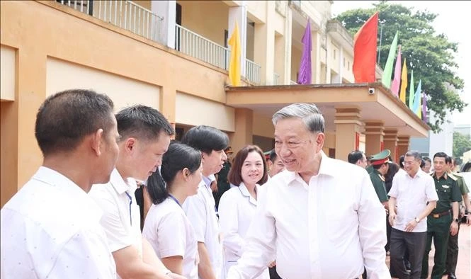Tổng Bí thư Tô Lâm với các y bác sĩ, điều dưỡng Trung tâm Điều dưỡng thương binh Thuận Thành. (Ảnh: Thống Nhất/TTXVN)