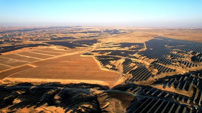 Ảnh chụp từ trên cao cho thấy những hàng pin mặt trời đang cung cấp điện xanh trên sa mạc Gobi.