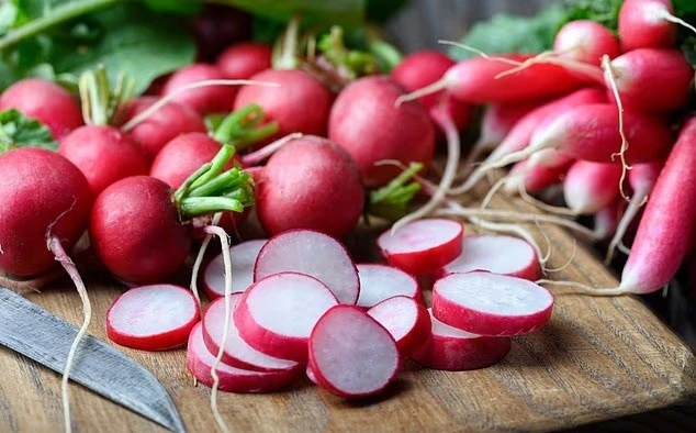 Sử dụng củ cải, các nhà nghiên cứu đã chứng minh cách các hạt nhựa nano - một số hạt có đường kính nhỏ tới một phần triệu centimet - có thể xâm nhập vào rễ cây.