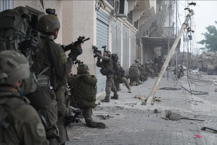 Binh sĩ thuộc Sư đoàn 98 của IDF hoạt động ở Khan Younis, phía nam Gaza.