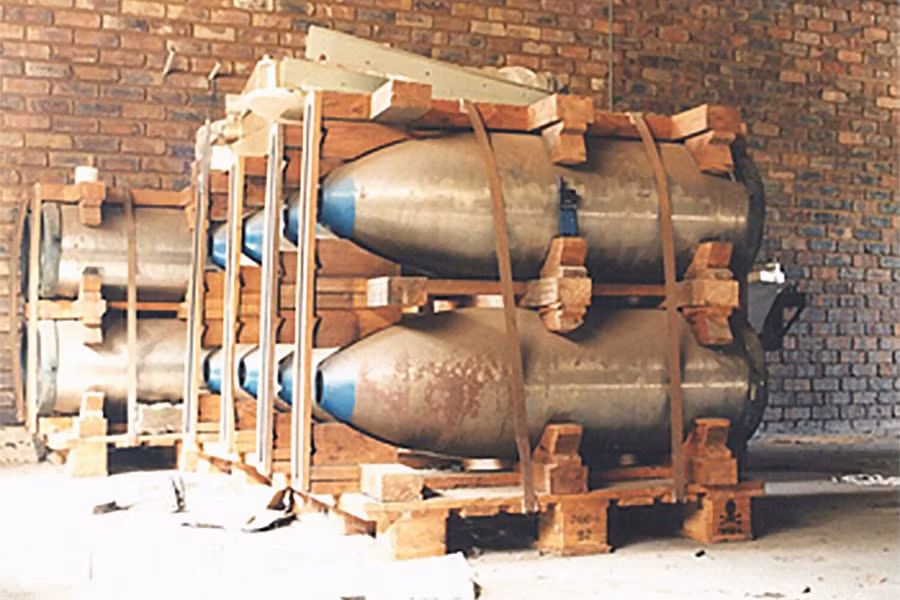 Vỏ bom tại cơ sở sản xuất bom hạt nhân Circle bị bỏ hoang của Nam Phi gần Pretoria.