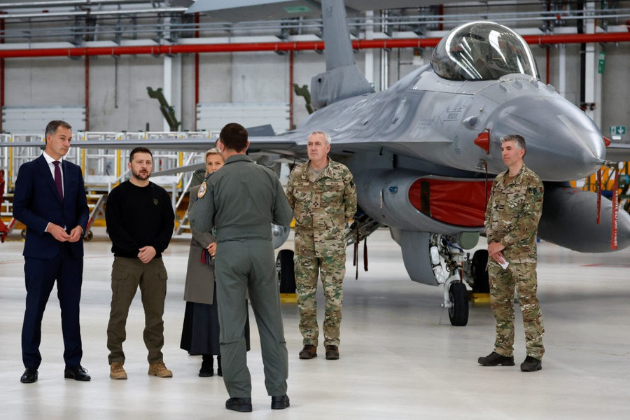 Tiêm kích F-16.