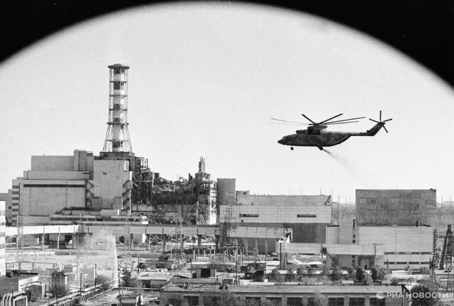 Trực thăng khử nhiễm độc các tòa nhà tại nhà máy điện Chernobyl sau tai nạn năm 1986.