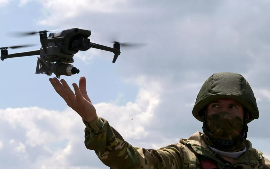Binh sĩ Nga vận hành UAV trên chiến trường. 
