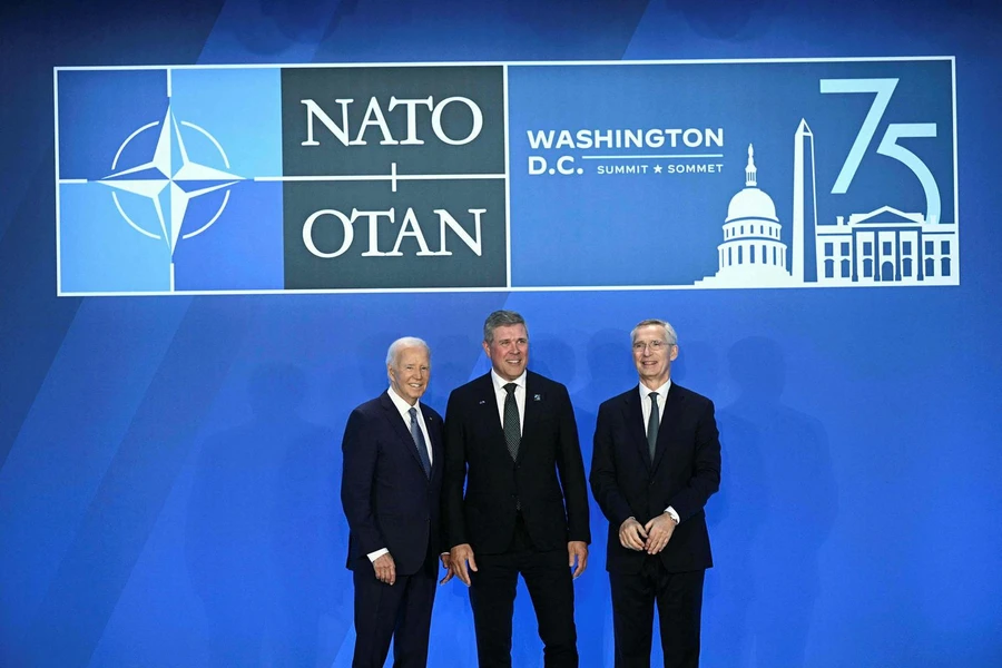 Tổng thống Mỹ Joe Biden, Thủ tướng Iceland Bjarni Benediktsson và Tổng thư ký NATO Jens Stoltenberg tại thượng đỉnh ở Washington.