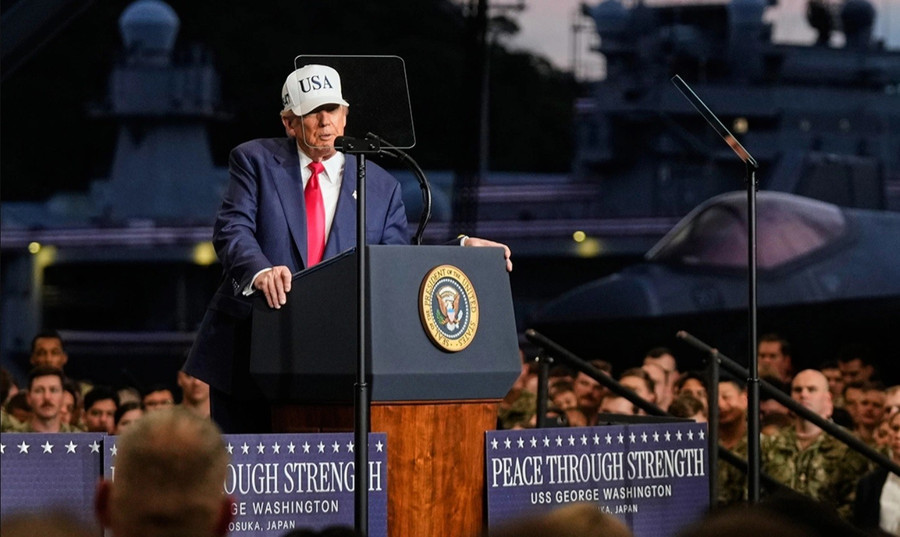 Tổng thống Donald Trump phát biểu trên tàu sân bay USS George Washington ở Nhật Bản hôm 28 tháng 10.