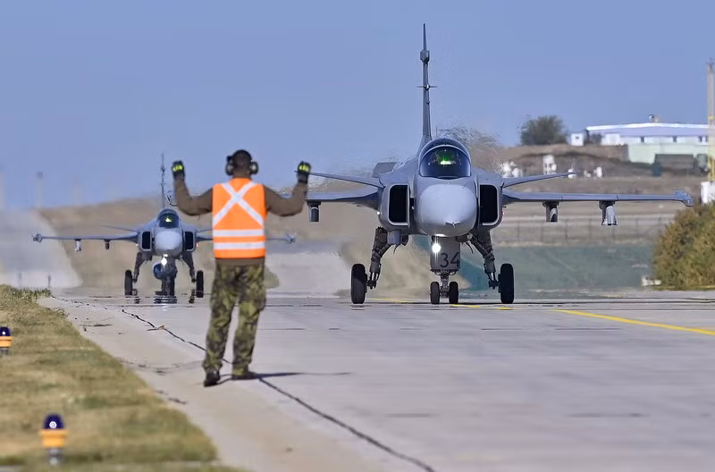 Tiêm kích Gripen cất và hạ cánh trên đường cao tốc trong diễn tập.