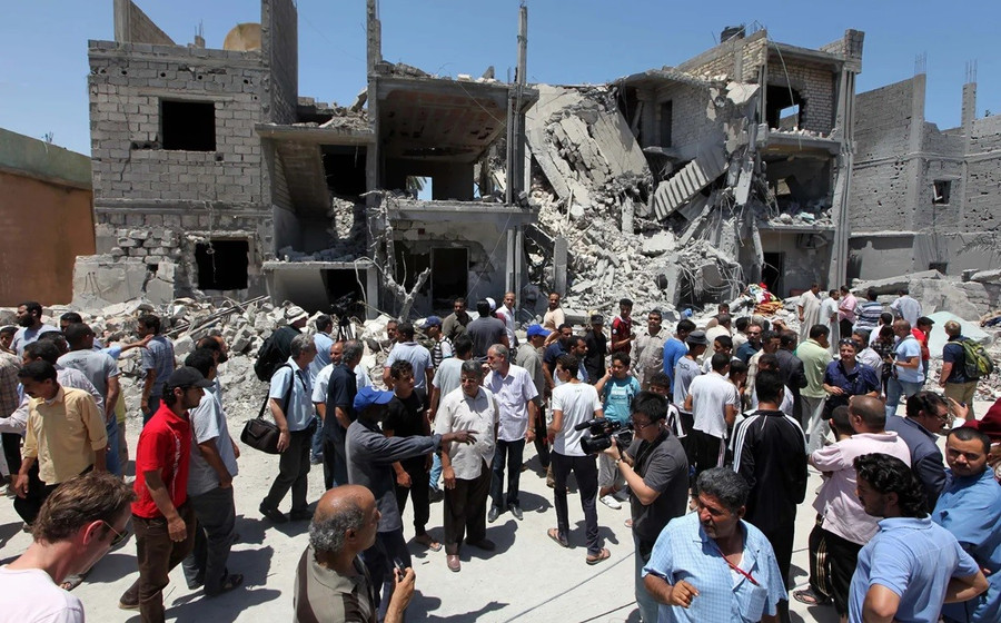 Hiện trường vụ không kích của NATO nhằm vào khu nhà tại Tripoli.