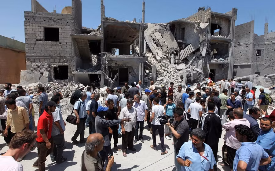 Hiện trường vụ không kích của NATO nhằm vào khu nhà tại Tripoli.