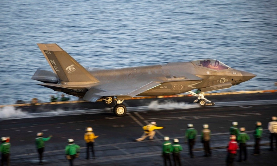 Tiêm kích F-35C cất cánh trên tàu sân bay Mỹ.