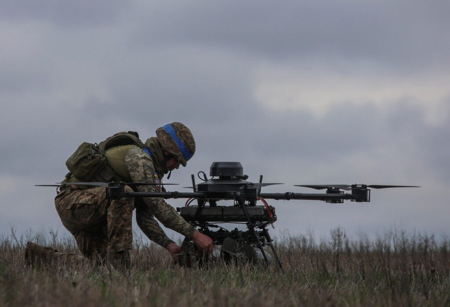 Binh sĩ Ukraine triển khai UAV FPV trên chiến trường.