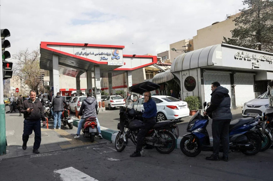 Hàng dài người dân ở Tehran đi mua xăng ngay khi cuộc tập kích của Mỹ và Israel diễn ra.