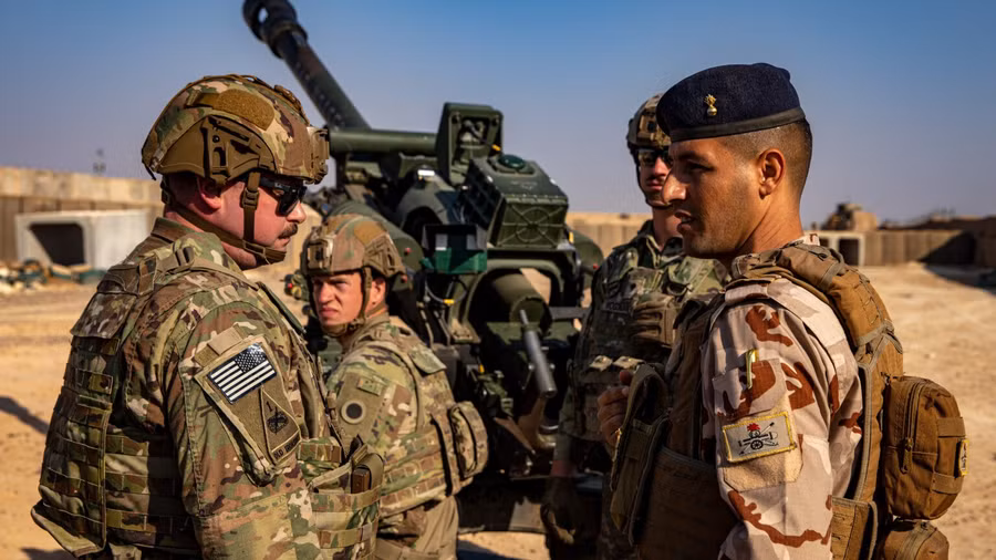 Sĩ quan Mỹ và Iraq tại căn cứ Không quân Al Asad, Iraq, ngày 27 tháng 2 năm 2023.