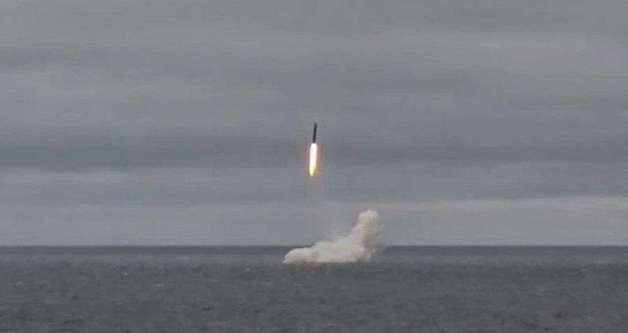 Tên lửa đạn đạo Sineva được phóng từ tàu ngầm hạt nhân Bryansk ở Biển Barents trong cuộc tập trận. 