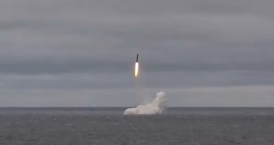 Tên lửa đạn đạo Sineva được phóng từ tàu ngầm hạt nhân Bryansk ở Biển Barents trong cuộc tập trận. 